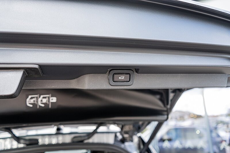 Land Rover 3.0 D300 MHEV R-Dynamic HSE SUV 5dr Diesel Auto 4WD Euro 6 (s/s) (300 ps)