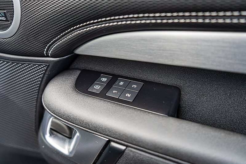 Land Rover 3.0 D300 MHEV R-Dynamic HSE SUV 5dr Diesel Auto 4WD Euro 6 (s/s) (300 ps)