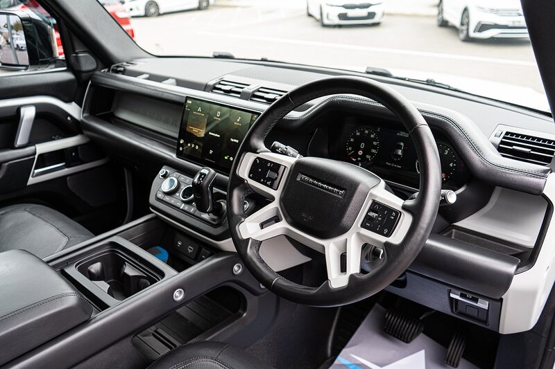 Land Rover 3.0 D300 MHEV X-Dynamic HSE SUV 5dr Diesel Auto 4WD Euro 6 (s/s) (300 ps)