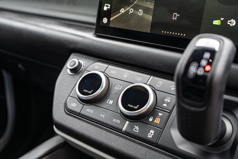 Land Rover 3.0 D300 MHEV X-Dynamic HSE SUV 5dr Diesel Auto 4WD Euro 6 (s/s) (300 ps)