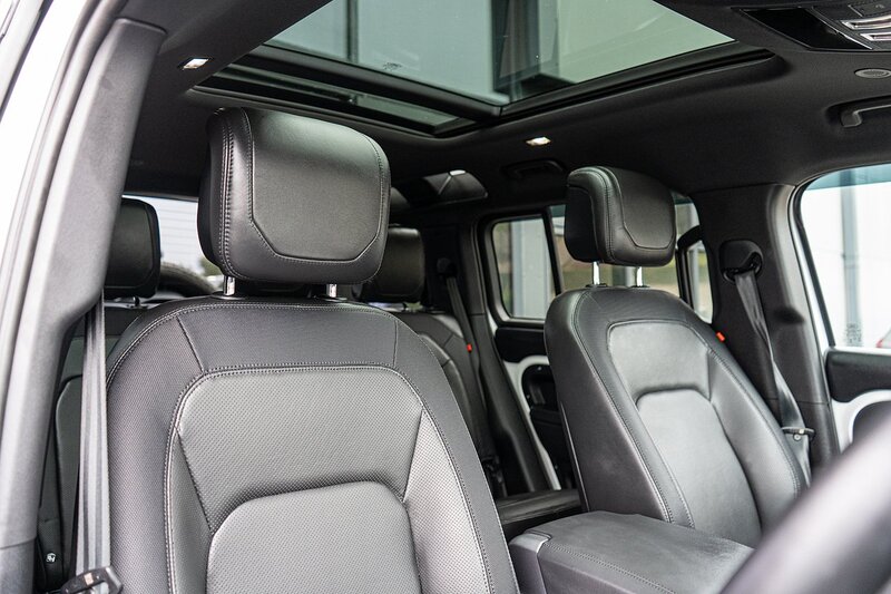 Land Rover 3.0 D300 MHEV X-Dynamic HSE SUV 5dr Diesel Auto 4WD Euro 6 (s/s) (300 ps)