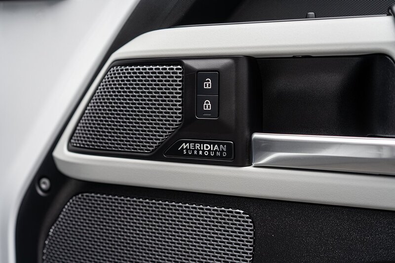 Land Rover 3.0 D300 MHEV X-Dynamic HSE SUV 5dr Diesel Auto 4WD Euro 6 (s/s) (300 ps)