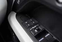 Land Rover 3.0 D300 MHEV X-Dynamic HSE SUV 5dr Diesel Auto 4WD Euro 6 (s/s) (300 ps)