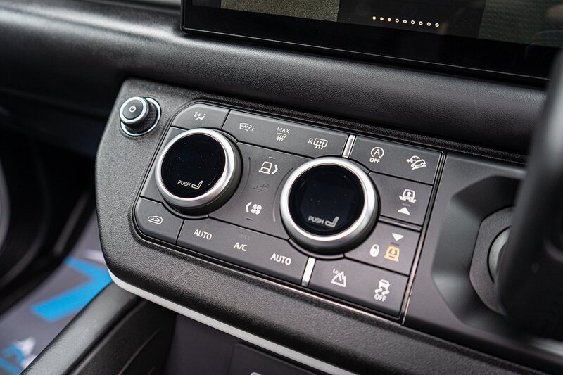 Land Rover 3.0 D300 MHEV X-Dynamic HSE SUV 5dr Diesel Auto 4WD Euro 6 (s/s) (300 ps)