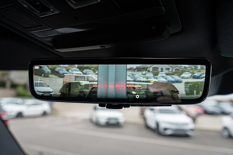 Land Rover 3.0 D300 MHEV X-Dynamic HSE SUV 5dr Diesel Auto 4WD Euro 6 (s/s) (300 ps)