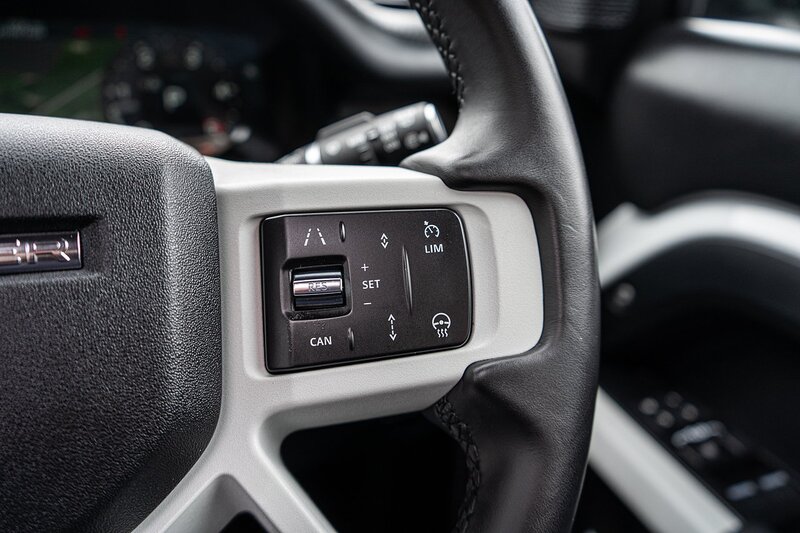 Land Rover 3.0 D300 MHEV X-Dynamic HSE SUV 5dr Diesel Auto 4WD Euro 6 (s/s) (300 ps)