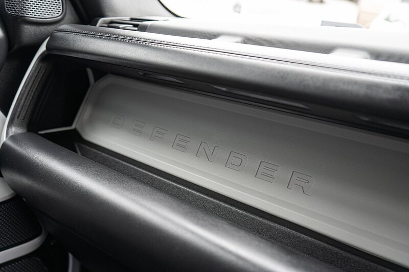 Land Rover 3.0 D300 MHEV X-Dynamic HSE SUV 5dr Diesel Auto 4WD Euro 6 (s/s) (300 ps)