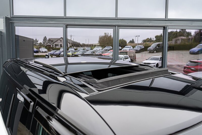 Land Rover 3.0 D300 MHEV X-Dynamic HSE SUV 5dr Diesel Auto 4WD Euro 6 (s/s) (300 ps)