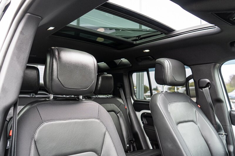 Land Rover 3.0 D300 MHEV X-Dynamic HSE SUV 5dr Diesel Auto 4WD Euro 6 (s/s) (300 ps)