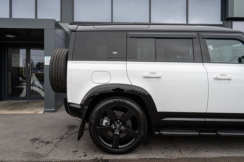 Land Rover 3.0 D300 MHEV X-Dynamic HSE SUV 5dr Diesel Auto 4WD Euro 6 (s/s) (300 ps)