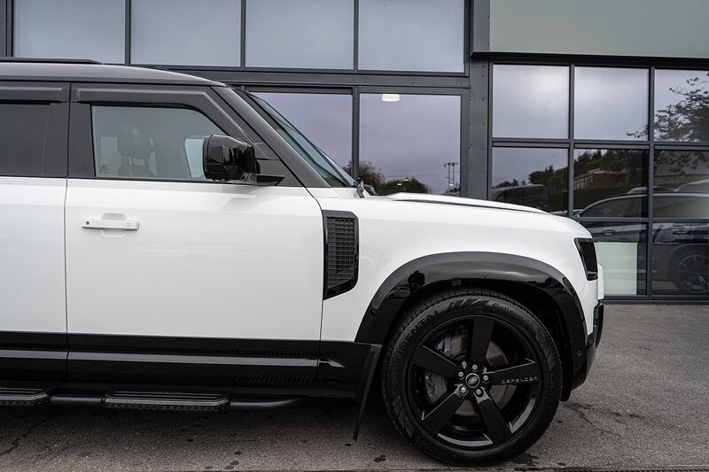 Land Rover 3.0 D300 MHEV X-Dynamic HSE SUV 5dr Diesel Auto 4WD Euro 6 (s/s) (300 ps)