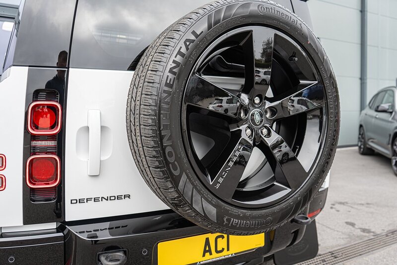 Land Rover 3.0 D300 MHEV X-Dynamic HSE SUV 5dr Diesel Auto 4WD Euro 6 (s/s) (300 ps)