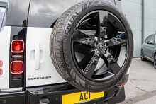 Land Rover 3.0 D300 MHEV X-Dynamic HSE SUV 5dr Diesel Auto 4WD Euro 6 (s/s) (300 ps)