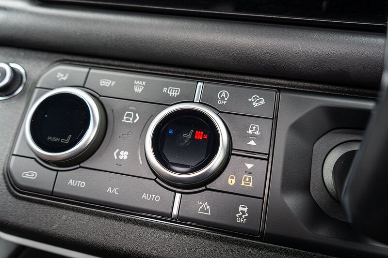 Land Rover 3.0 D300 MHEV X-Dynamic HSE SUV 5dr Diesel Auto 4WD Euro 6 (s/s) (300 ps)