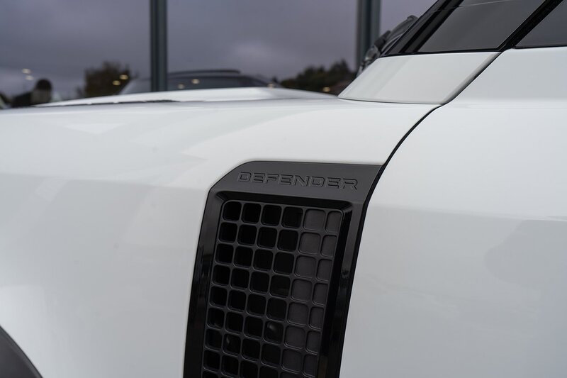 Land Rover 3.0 D300 MHEV X-Dynamic HSE SUV 5dr Diesel Auto 4WD Euro 6 (s/s) (300 ps)