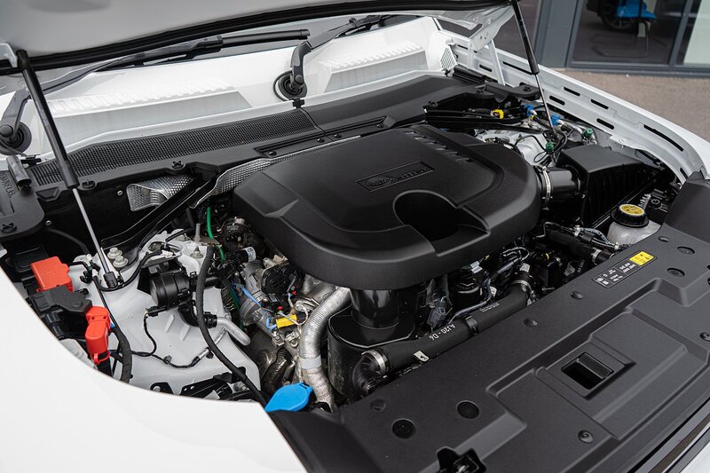 Land Rover 3.0 D300 MHEV X-Dynamic HSE SUV 5dr Diesel Auto 4WD Euro 6 (s/s) (300 ps)