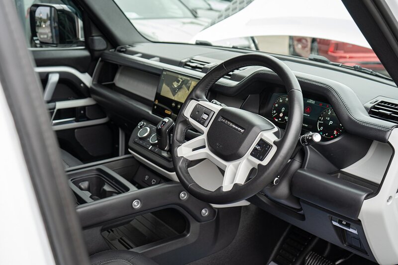 Land Rover 3.0 D300 MHEV X-Dynamic HSE SUV 5dr Diesel Auto 4WD Euro 6 (s/s) (300 ps)