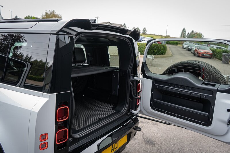 Land Rover 3.0 D300 MHEV X-Dynamic HSE SUV 5dr Diesel Auto 4WD Euro 6 (s/s) (300 ps)