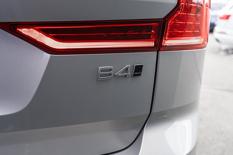 Volvo 2.0 B4 MHEV R-Design SUV 5dr Diesel Hybrid Auto AWD Euro 6 (s/s) (197 ps)