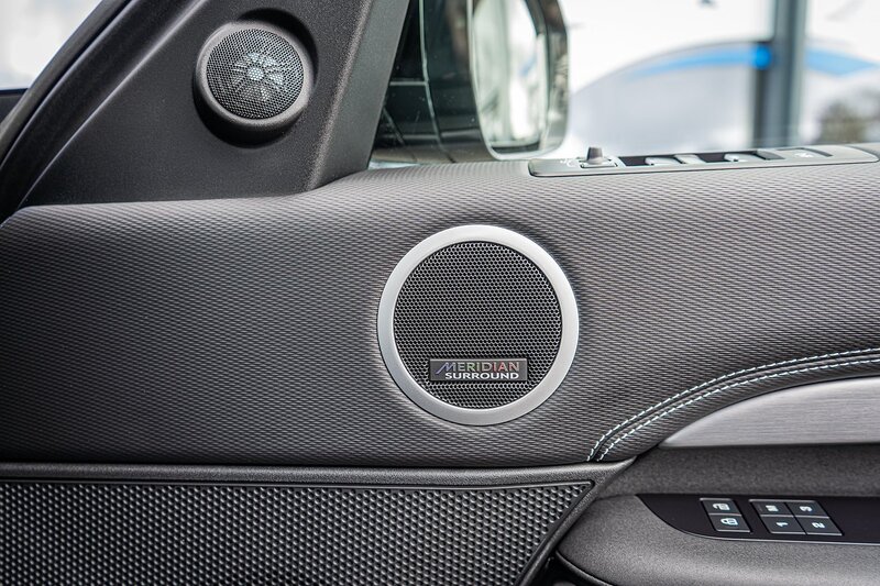 Land Rover 3.0 D300 MHEV R-Dynamic HSE SUV 5dr Diesel Auto 4WD Euro 6 (s/s) (300 ps)