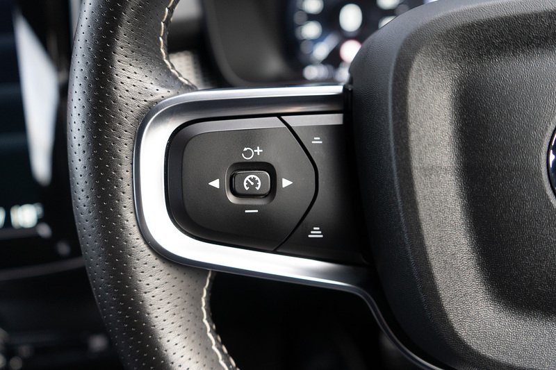 Volvo 2.0 B4 MHEV R-Design Pro SUV 5dr Petrol Hybrid Auto AWD Euro 6 (s/s) (197 ps)