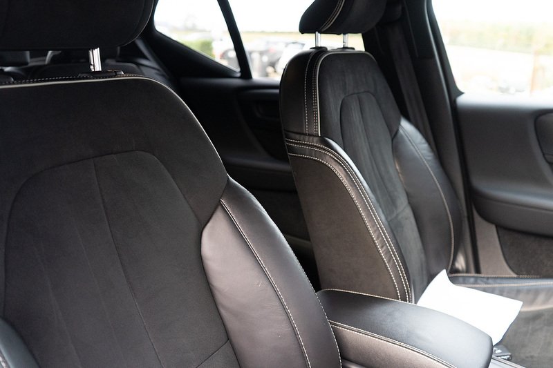 Volvo 2.0 B4 MHEV R-Design Pro SUV 5dr Petrol Hybrid Auto AWD Euro 6 (s/s) (197 ps)