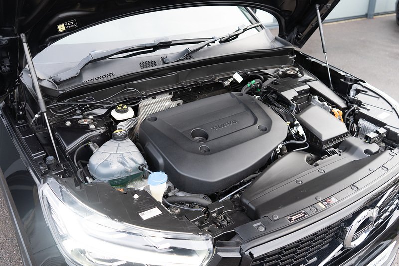 Volvo 2.0 B4 MHEV R-Design Pro SUV 5dr Petrol Hybrid Auto AWD Euro 6 (s/s) (197 ps)