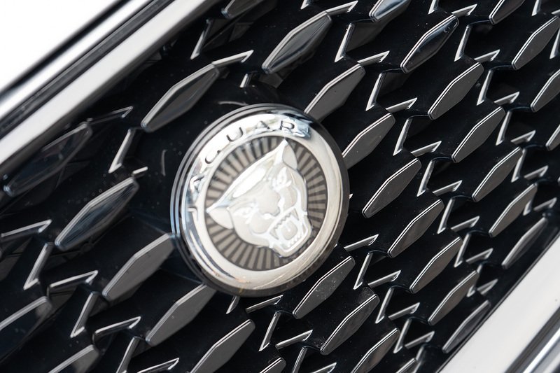 Jaguar 2.0 D200 MHEV R-Dynamic SE Black SUV 5dr Diesel Auto AWD Euro 6 (s/s) (204 ps)