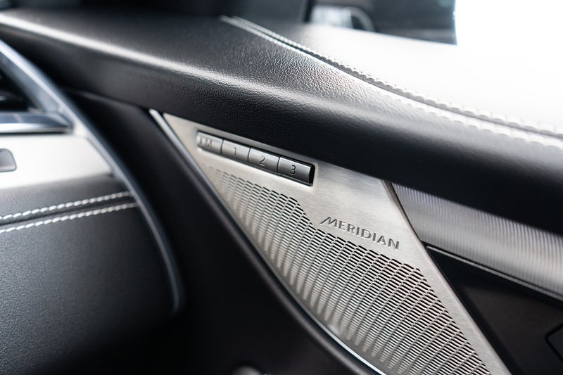 Jaguar 2.0 D200 MHEV R-Dynamic SE Black SUV 5dr Diesel Auto AWD Euro 6 (s/s) (204 ps)