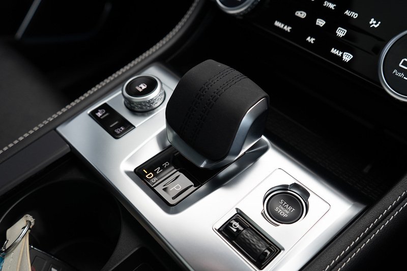 Jaguar 2.0 D200 MHEV R-Dynamic SE Black SUV 5dr Diesel Auto AWD Euro 6 (s/s) (204 ps)