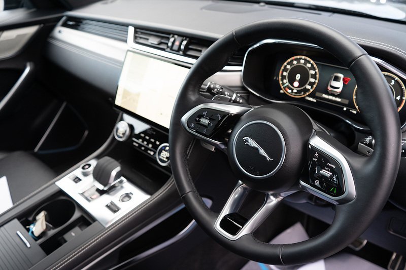 Jaguar 2.0 D200 MHEV R-Dynamic SE Black SUV 5dr Diesel Auto AWD Euro 6 (s/s) (204 ps)