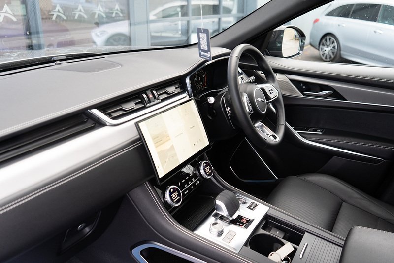 Jaguar 2.0 D200 MHEV R-Dynamic SE Black SUV 5dr Diesel Auto AWD Euro 6 (s/s) (204 ps)