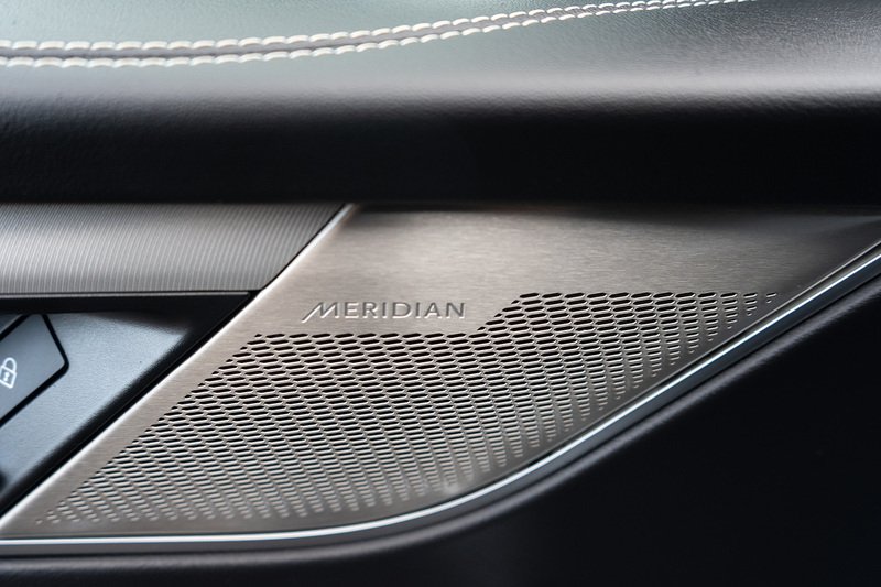 Jaguar 2.0 D200 MHEV R-Dynamic SE Black SUV 5dr Diesel Auto AWD Euro 6 (s/s) (204 ps)