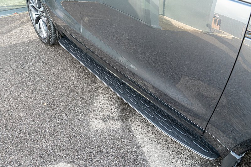 Land Rover 3.0 D300 MHEV R-Dynamic SE SUV 5dr Diesel Auto 4WD Euro 6 (s/s) (300 ps)