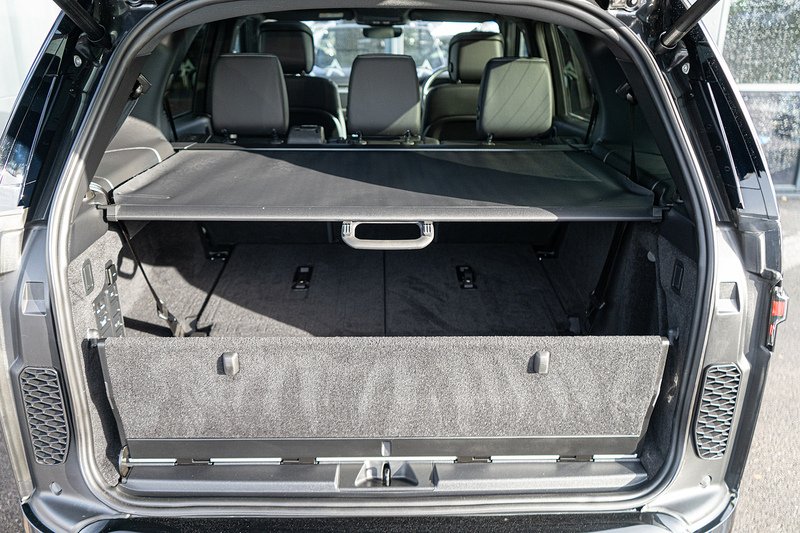 Land Rover 3.0 D300 MHEV R-Dynamic SE SUV 5dr Diesel Auto 4WD Euro 6 (s/s) (300 ps)