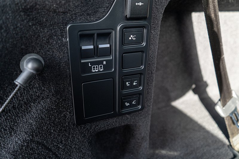 Land Rover 3.0 D300 MHEV R-Dynamic SE SUV 5dr Diesel Auto 4WD Euro 6 (s/s) (300 ps)