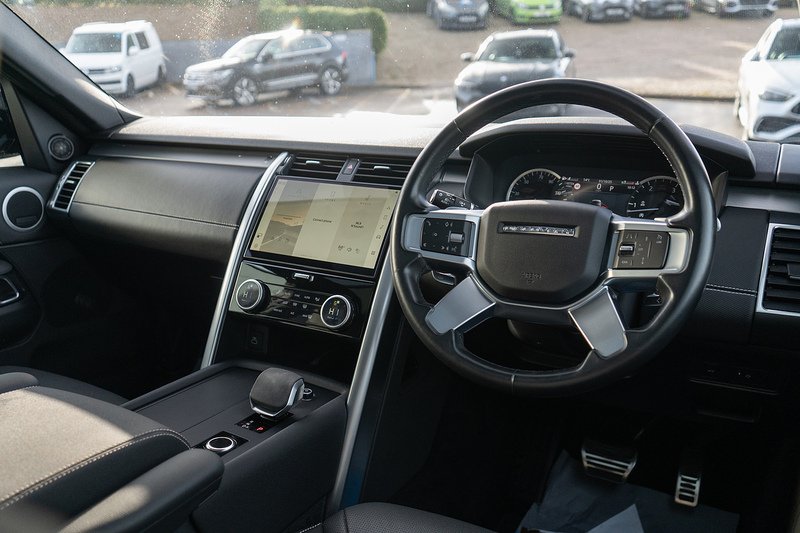 Land Rover 3.0 D300 MHEV R-Dynamic SE SUV 5dr Diesel Auto 4WD Euro 6 (s/s) (300 ps)