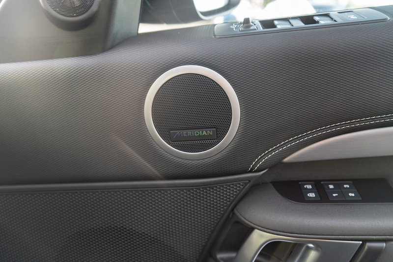 Land Rover 3.0 D300 MHEV R-Dynamic SE SUV 5dr Diesel Auto 4WD Euro 6 (s/s) (300 ps)