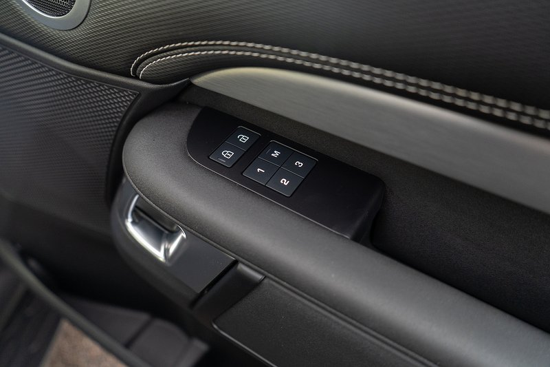 Land Rover 3.0 D300 MHEV R-Dynamic SE SUV 5dr Diesel Auto 4WD Euro 6 (s/s) (300 ps)