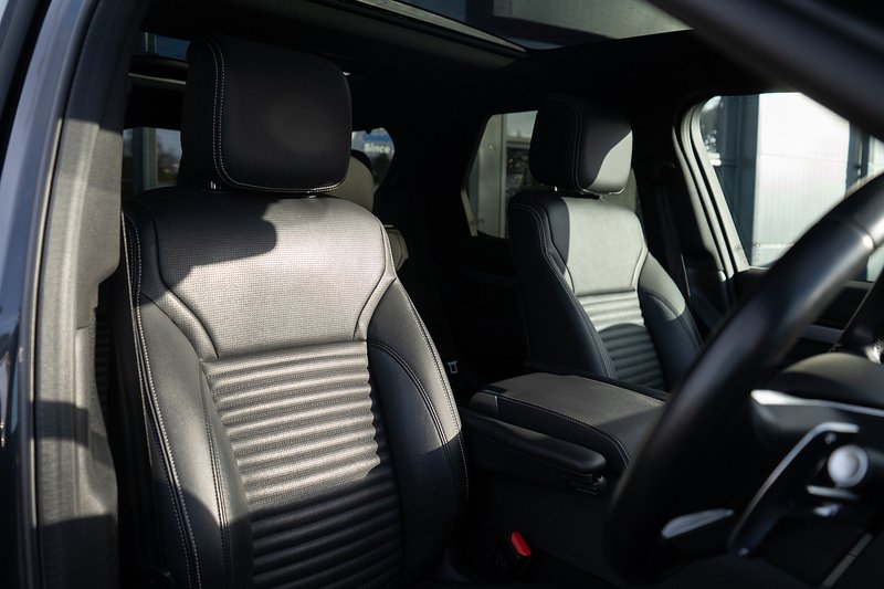 Land Rover 3.0 D300 MHEV R-Dynamic SE SUV 5dr Diesel Auto 4WD Euro 6 (s/s) (300 ps)