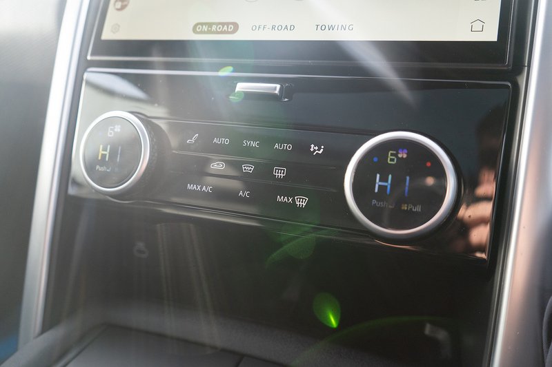 Land Rover 3.0 D300 MHEV R-Dynamic SE SUV 5dr Diesel Auto 4WD Euro 6 (s/s) (300 ps)