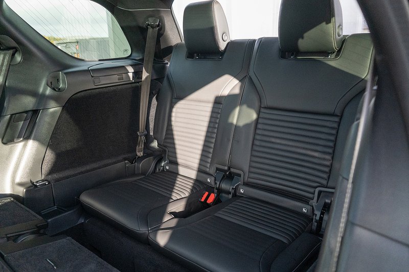 Land Rover 3.0 D300 MHEV R-Dynamic SE SUV 5dr Diesel Auto 4WD Euro 6 (s/s) (300 ps)