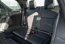 Land Rover 3.0 D300 MHEV R-Dynamic SE SUV 5dr Diesel Auto 4WD Euro 6 (s/s) (300 ps)