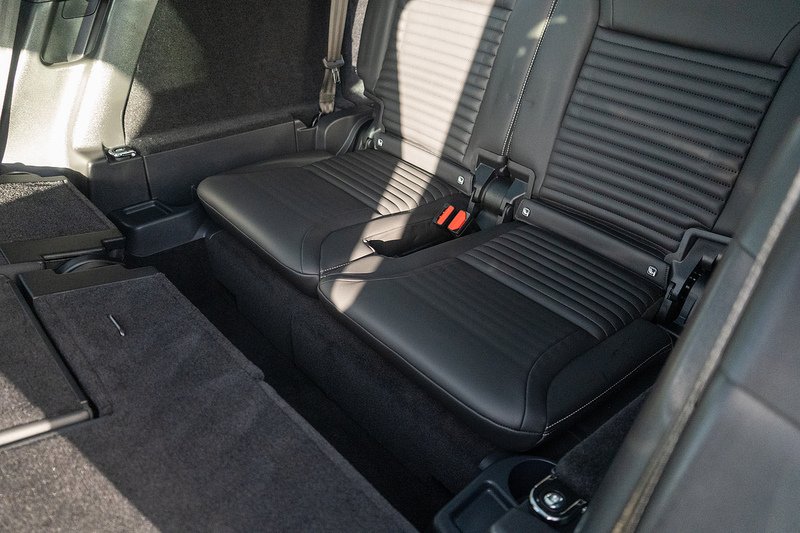 Land Rover 3.0 D300 MHEV R-Dynamic SE SUV 5dr Diesel Auto 4WD Euro 6 (s/s) (300 ps)