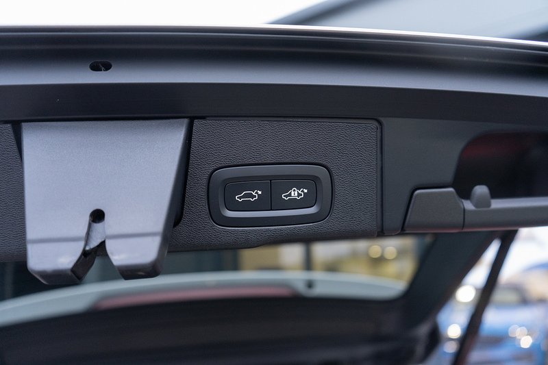 Volvo XC60 B5 MHEV Ultra Dark - U5192