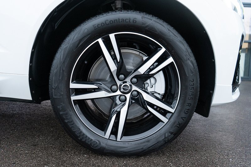 Volvo XC60 B5 MHEV Plus - U5217