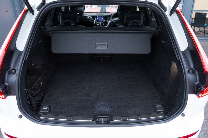 Volvo XC60 B5 MHEV Plus - U5217