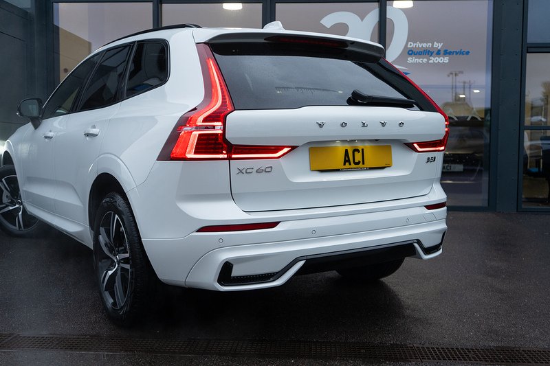 Volvo XC60 B5 MHEV Plus - U5217