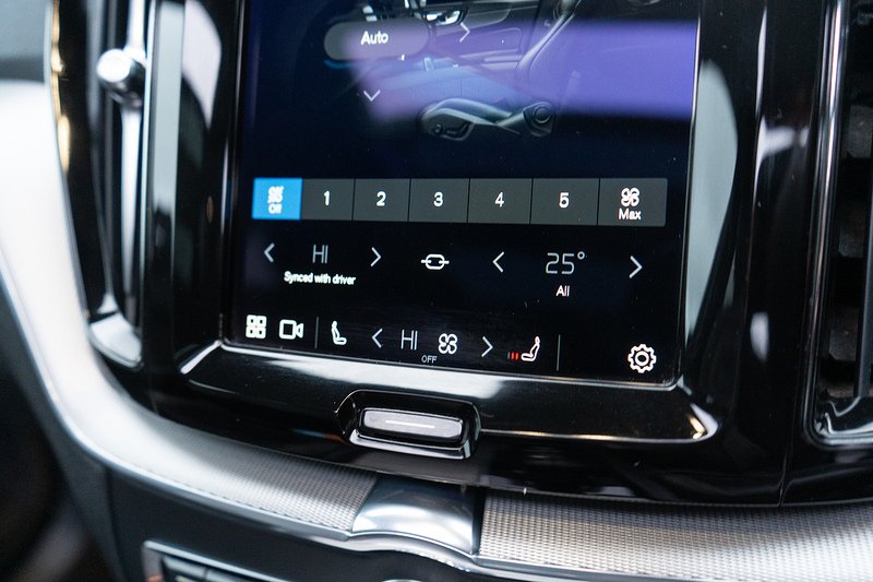 Volvo XC60 B5 MHEV Plus - U5217