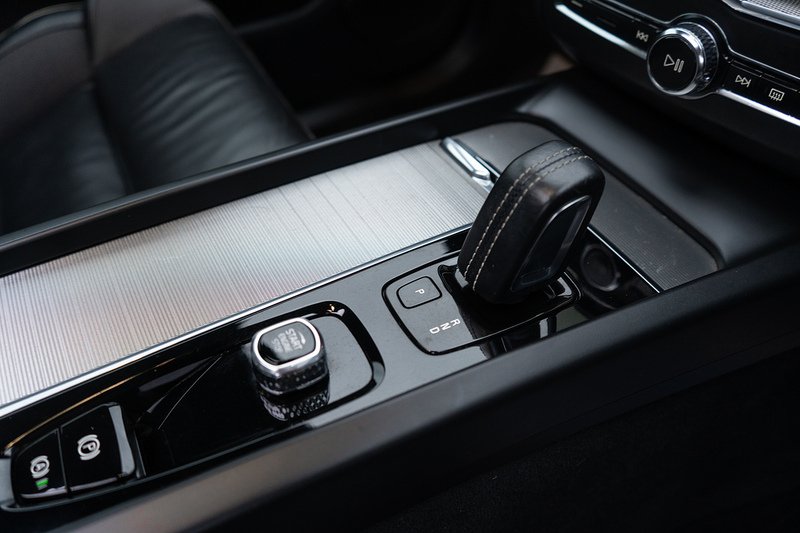 Volvo XC60 B5 MHEV Plus - U5217